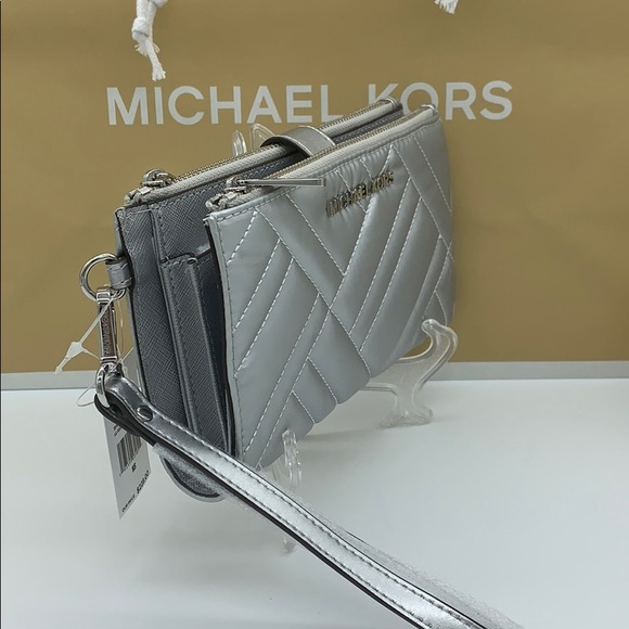 MICHAEL KORS PEYTON LG DOUBLE ZIP WRISTLET SILVER - Picture 3 of 16